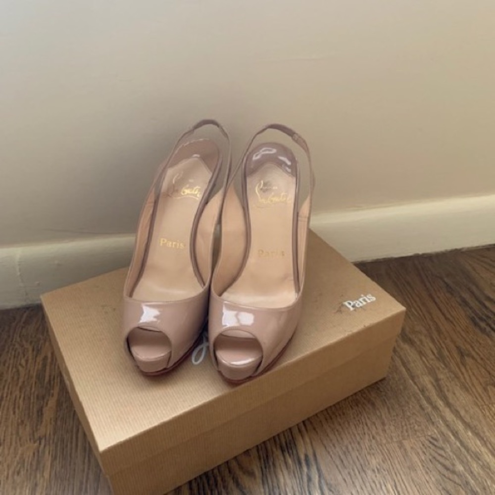 Nude patent leather peep toe sling back